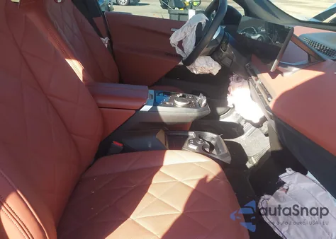 2025 BMW Ix xDrive50 z USA, uszkodzony, nr VIN WB523CF08SCU44619